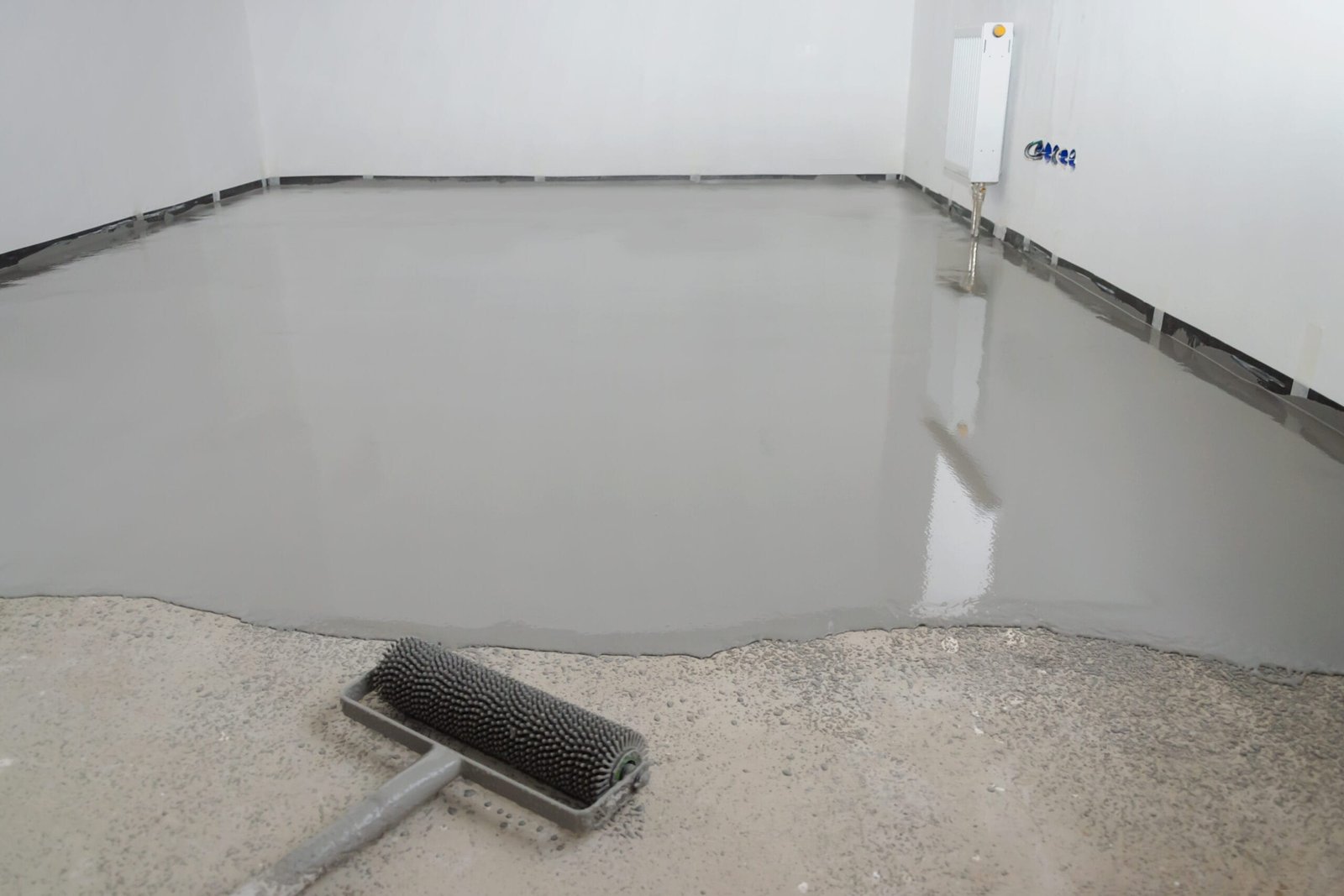 Self-leveling,Epoxy.,Leveling,With,A,Mixture,Of,Cement,Floors